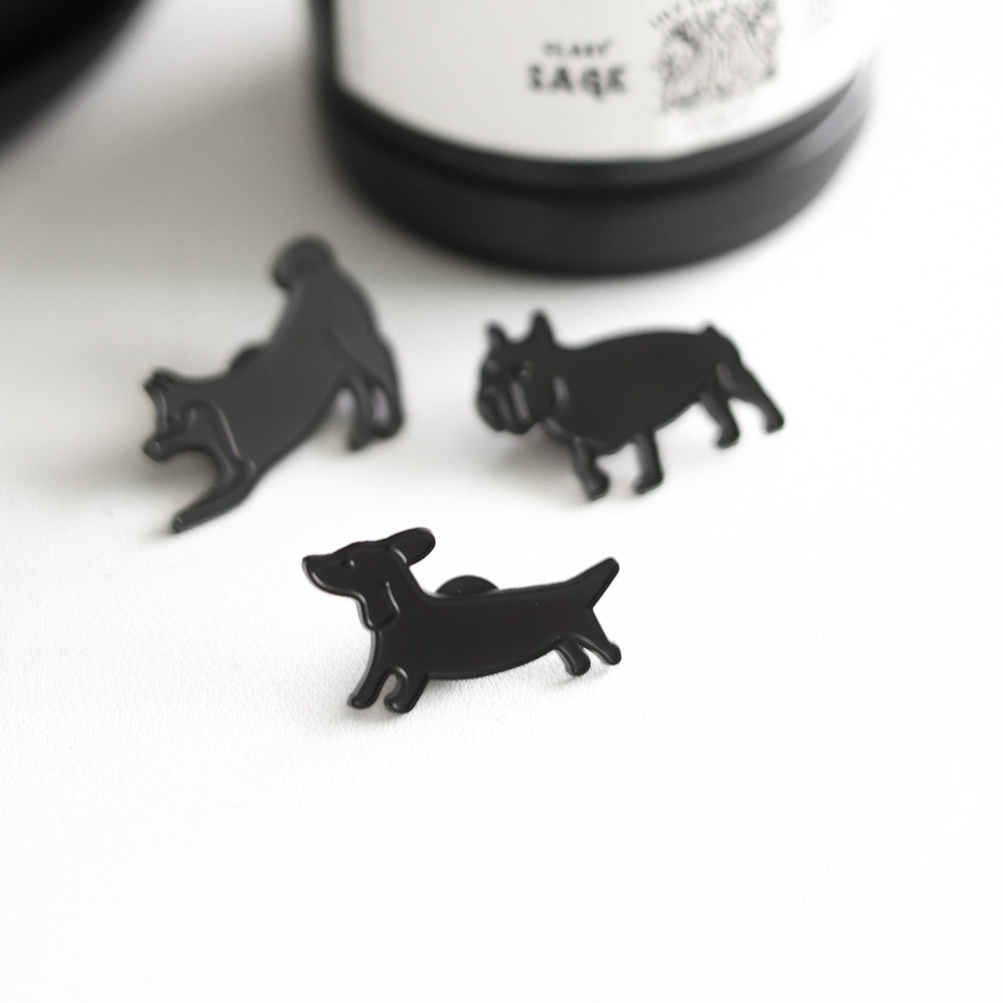 ÉPINGLE EN ÉMAIL WEENIE