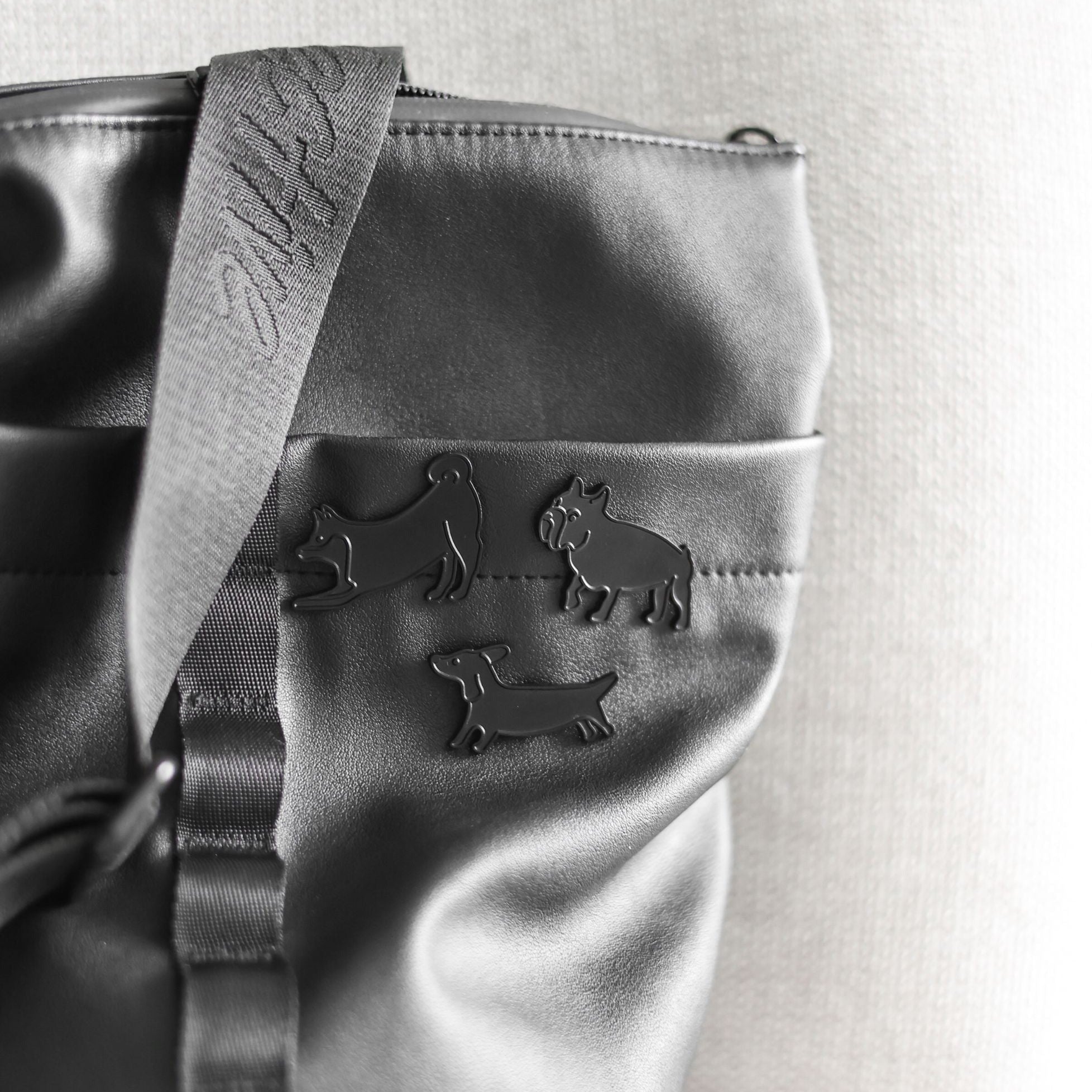 ÉPINGLE EN ÉMAIL SHIBE