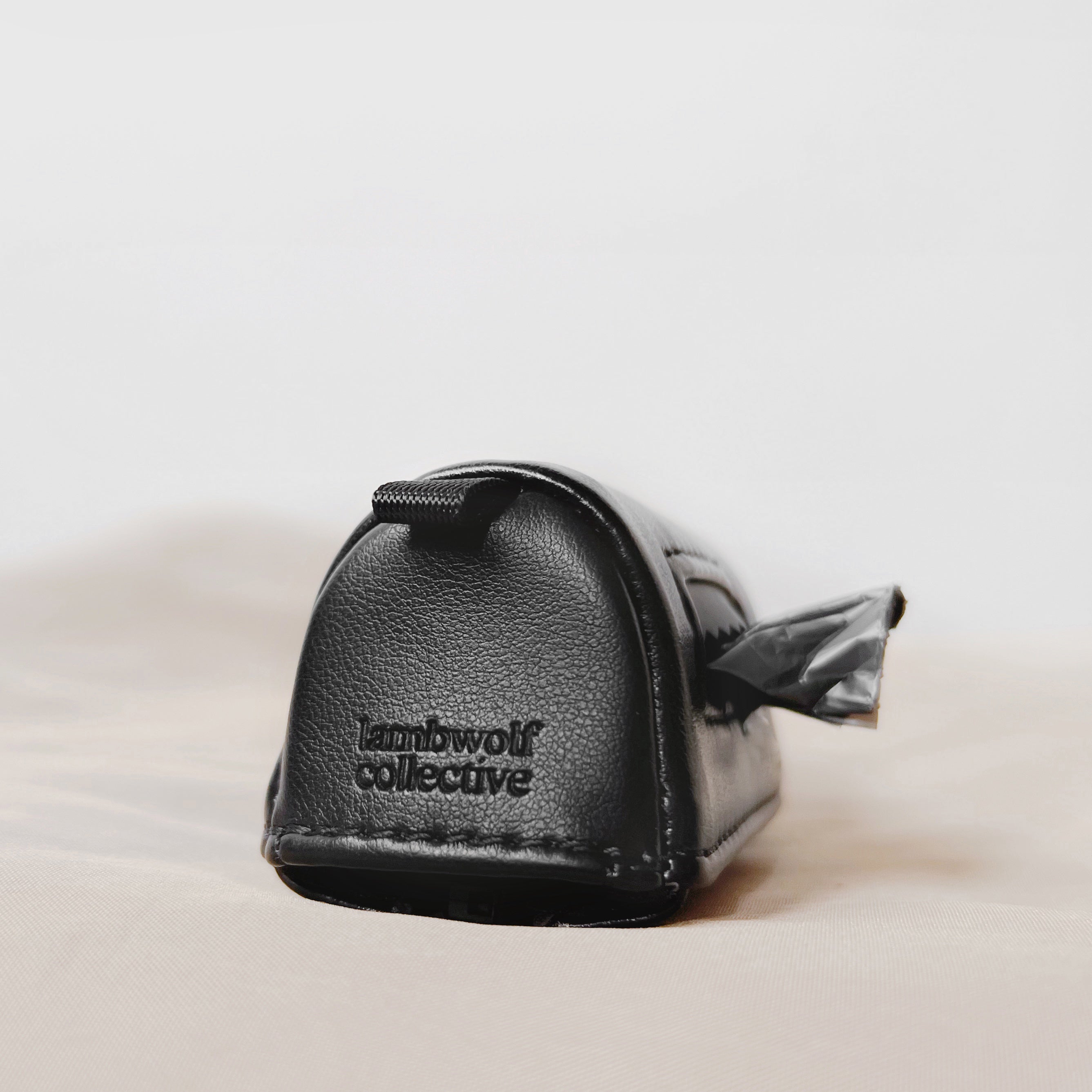 MEMO POO Bag dispenser in leather in black